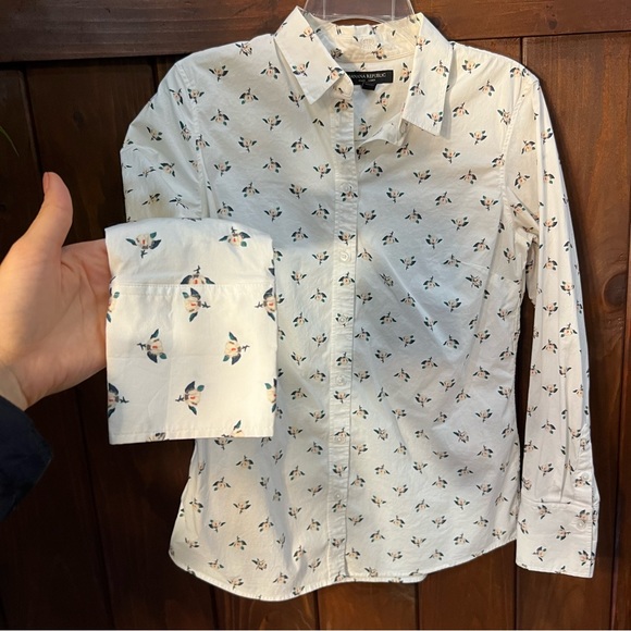 Banana Republic Petite Long Sleeve Riley White Magnolia Floral Button Down Top - Picture 2 of 7